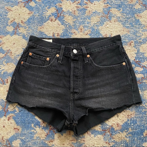 Levi's 501 Shorts in Washed Black 27 - Picture 3 of 6